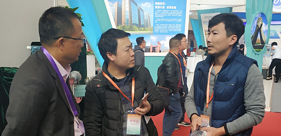 相遠科技工程師與客戶探討技術(shù)問題